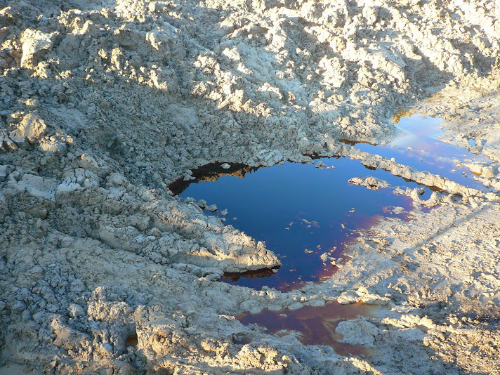 12.1.2014 Dekontaminační plocha Rokytí. Na skládce se nachází na pohled i podle "vůně" stejná tekutina jako ve vývěrech dole po svahu, jakožto i v záchytné jímce.