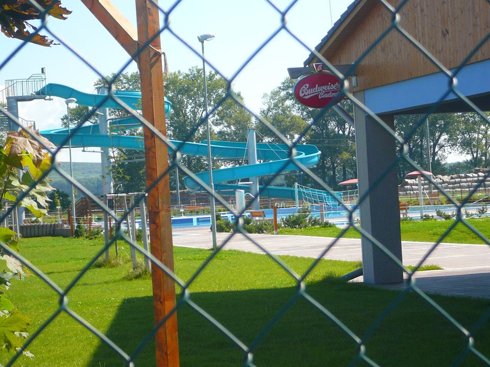 Důkazem, že svěřit majetek vybudovaný obcí soukromníkovi funguje, je i místní Aqua park, který snad jako jediný v širokém okolí prosperuje.